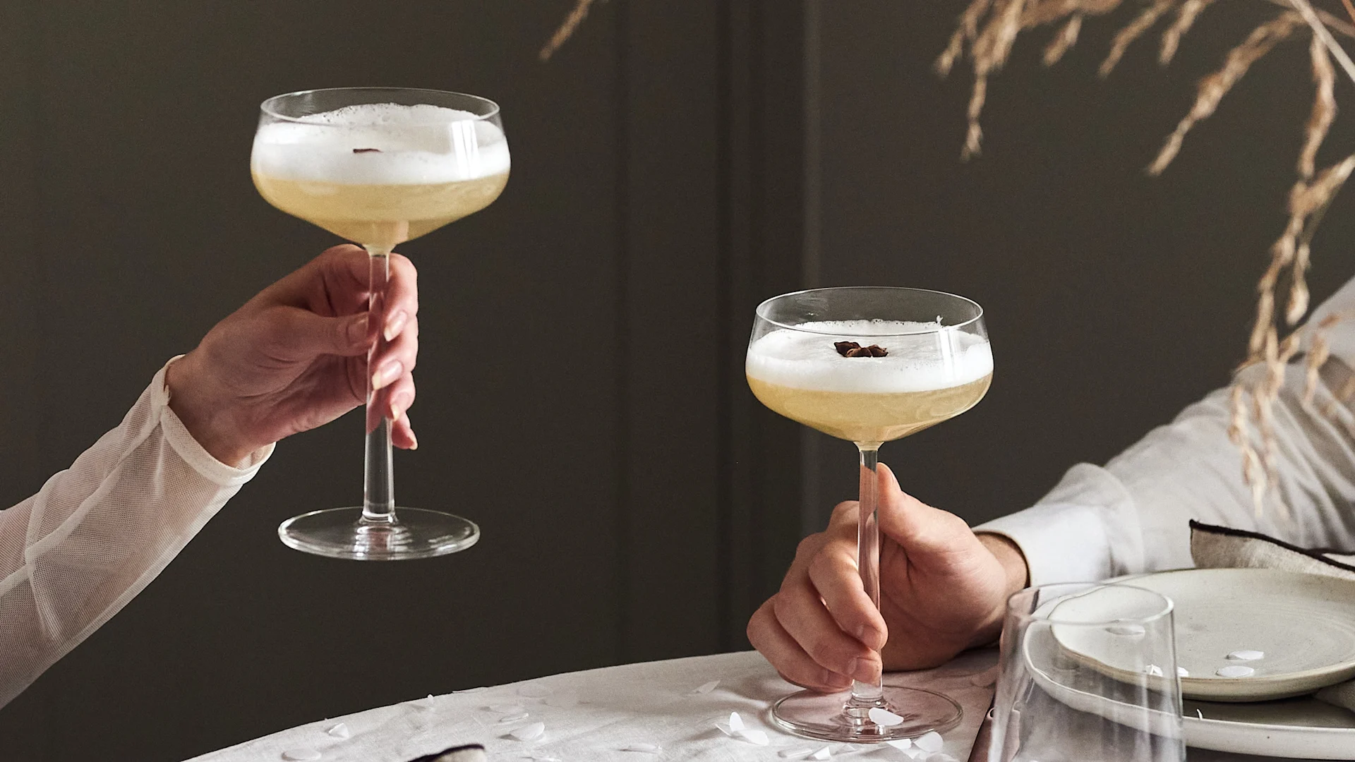 4 Cocktailrezepte für besondere Anlässe - Holunderblüten Cocktail im Iittala Essence Glas.