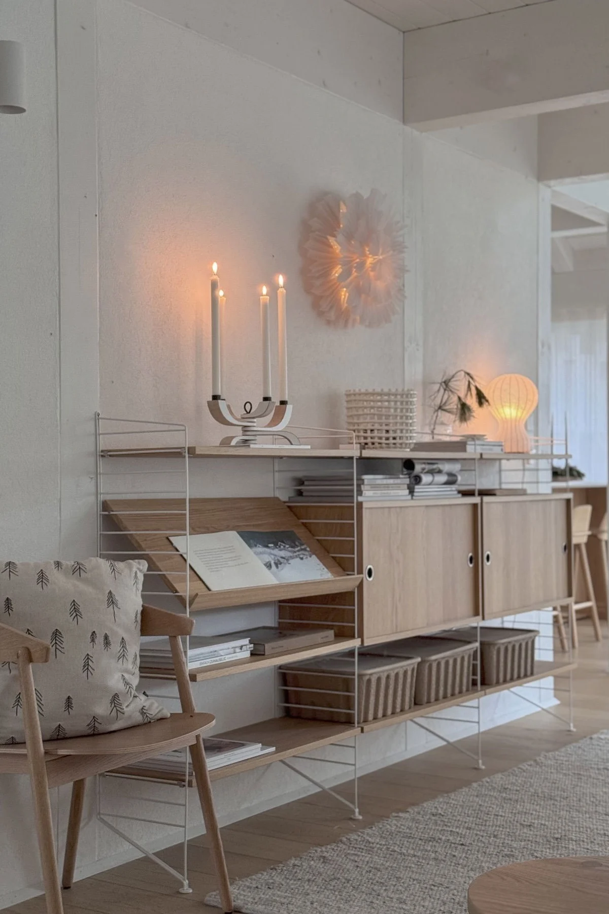 Moderne Weihnachtsdekoration setzt auf Kerzenlicht. Hier sehen Sie den Kerzenhalter „Nordic Light“ von Design House Stockholm auf einem Sideboard im Haus von @Zuhauselig.