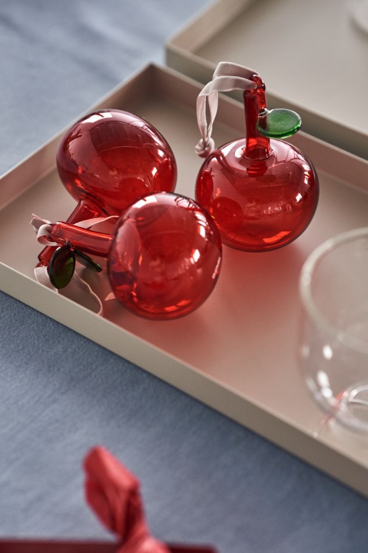 Die Iittala Glasäpfel sind nicht nur am Weihnachtsbaum schön, sondern bringen auch spannende Farbakzente auf den Share Weihnachtstisch. 