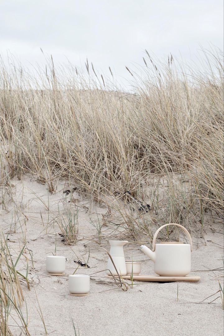 Lagom: An einem Strand steht die Theo-Kollektion von Stelton.