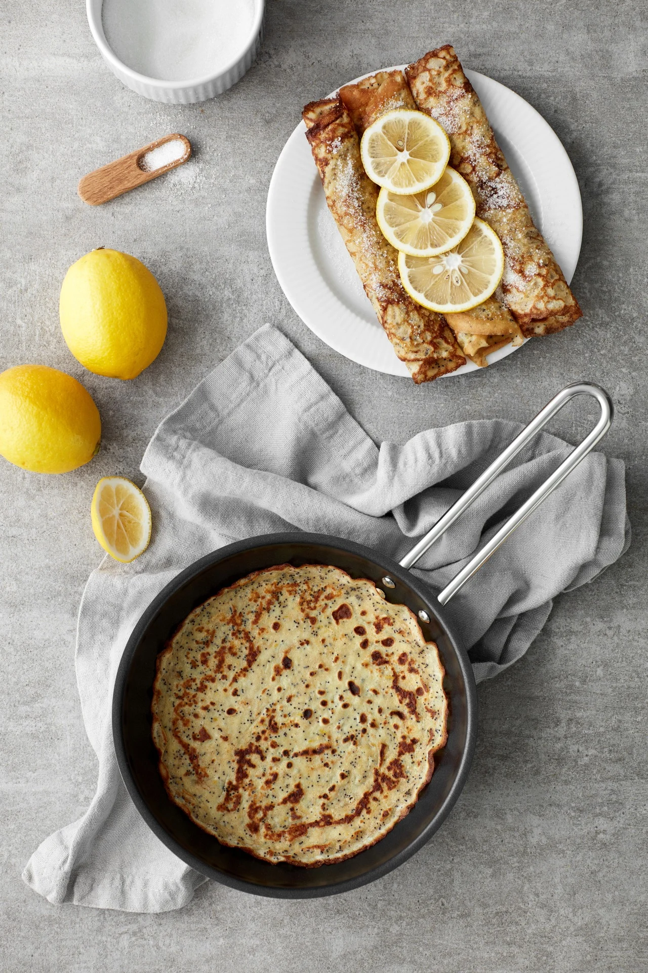 Hier sehen Sie perfekt gebratene Pfannkuchen in der Eva Trio Stainless Steel Pfanne von Eva Solo.