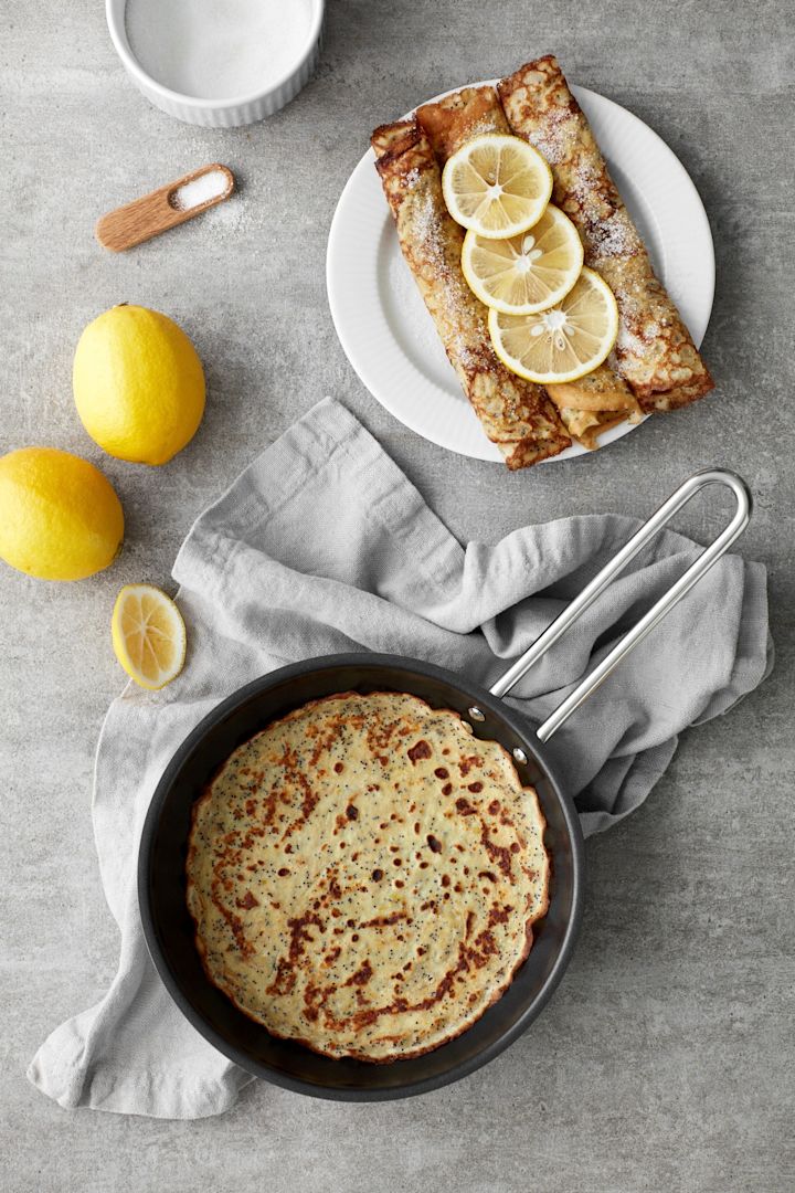 Hier sehen Sie perfekt gebratene Pfannkuchen in der Eva Trio Stainless Steel Pfanne von Eva Solo.