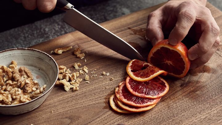 Das Titan-Kochmesser von Fiskars ist präzise und scharf. In unserem Messer Guide erfahren Sie, wie Sie es am besten pflegen. 