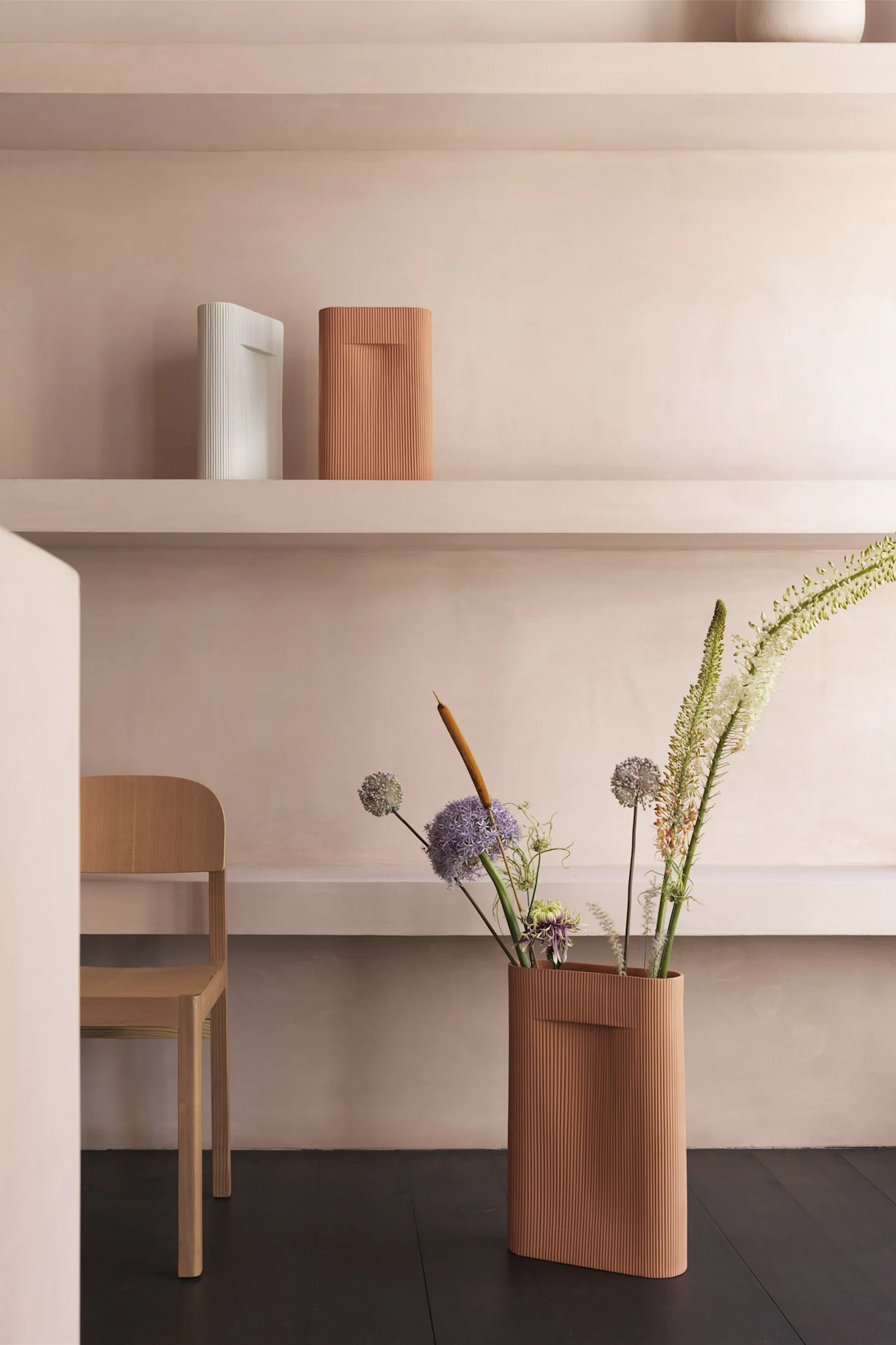 Terrakotta-Ridgwevase mit Blumen, um Leben ins Haus zu bringen. 