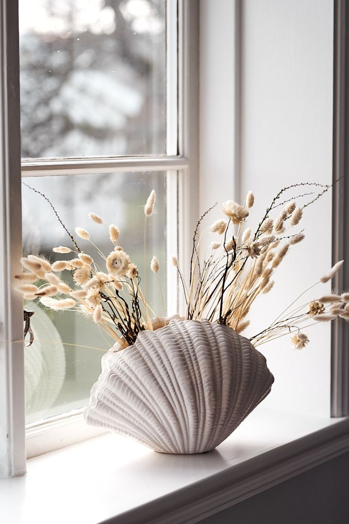 Getrocknete Blumen - Dekor mit Lagurus in muschelförmiger Vase von By On. 