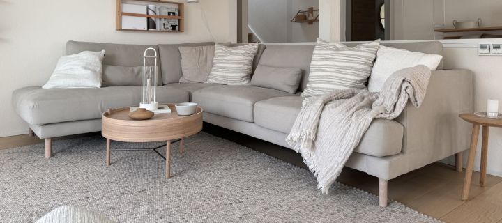 Die deutsche Influencerin @zuhauselig, Alina Bechtel, zeigt Ihnen, wie Sie das perfekte Sofa finden und Ihr Wohnzimmer gemütlich dekorieren und einrichten können.