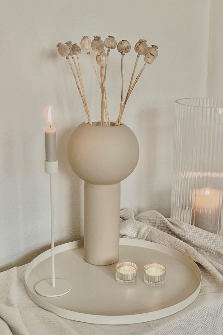 Wohnzimmer beige: @loveliness hat ihre Kommode mit einem beigen Tablett und der beigen Vase Pillar, beides von Cooee Design, sowie dem Kerzenhalter Glare in Beige von Scandi Living dekoriert.