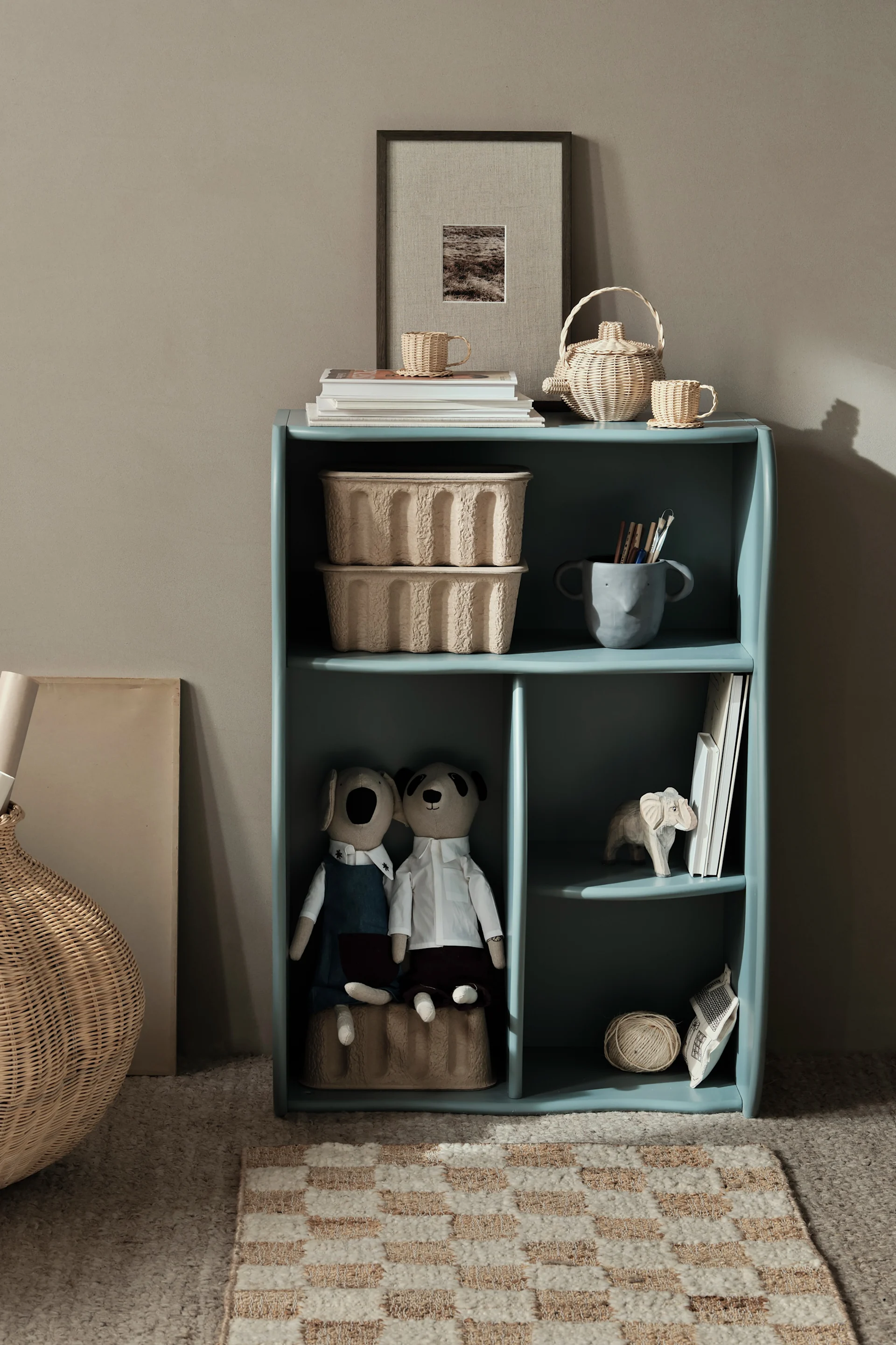 Räumen Sie auf und organisieren Sie das Kinderzimmer mit dem blauen Bücherregal Slope von Ferm Living.