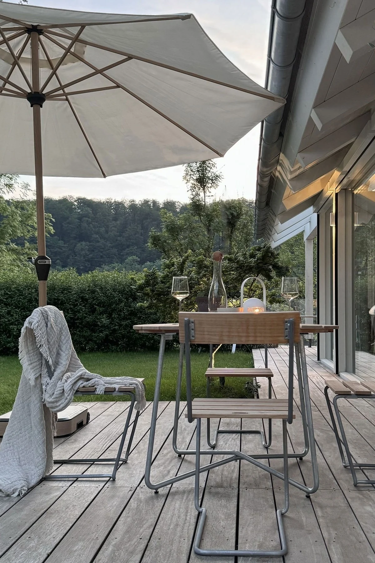 Möbel von Grythyttan, ein runder Tisch und vier Stühle, stehen hier auf der hölzernen Terrasse von @zuhauselig.