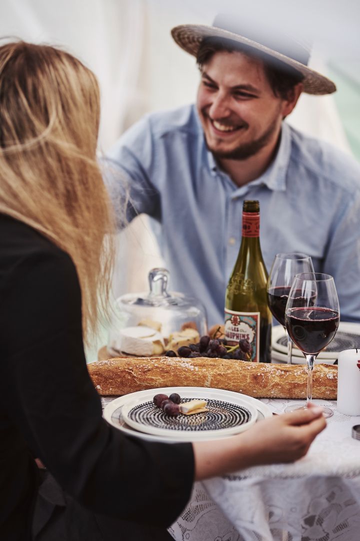 Decken Sie Ihren Tisch für einen sinnlichen Valentinstag mit Weingläsern von Orrefors und Tellern von Marimekko.