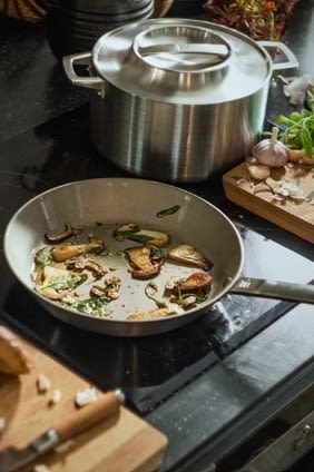In unserer Herbst To-do-Liste geben wir Ihnen zahlreiche Tipps, was Sie diesen Herbst Skandinavisches machen können – zum Beispiel Ihre gesammelten Pilze in einer Pfanne von Fiskars zu braten.