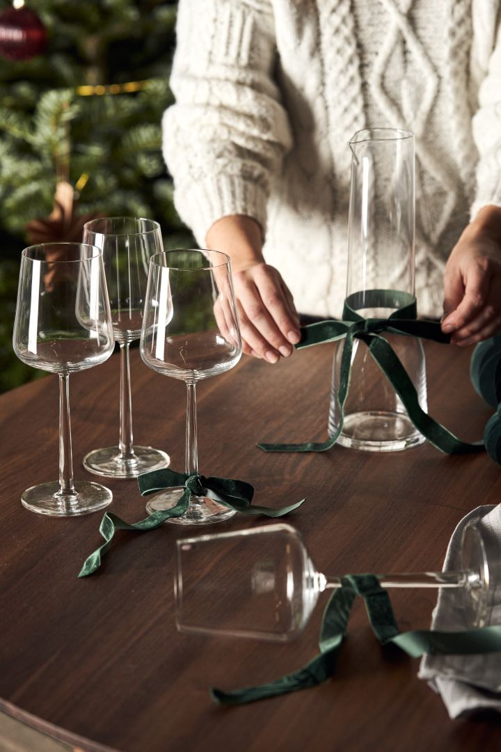 Verschenken Sie dieses Weihnachten skandinavische Designfavoriten. Hier sehen Sie ein Geschenkset, das die Essence Weingläser mit der Essence Karaffe kombiniert.