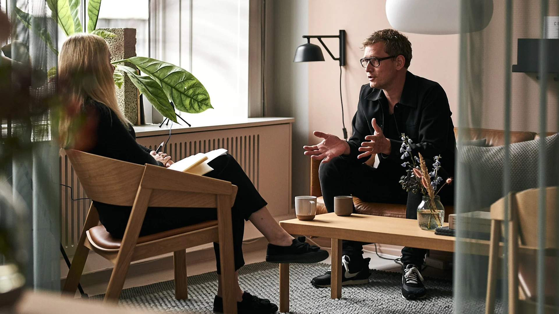 Der Design Director von Muuto erklärt den langen Designprozess bei einer Tasse Kaffee in den bequemen Sesseln und Sofas von Muuto. 