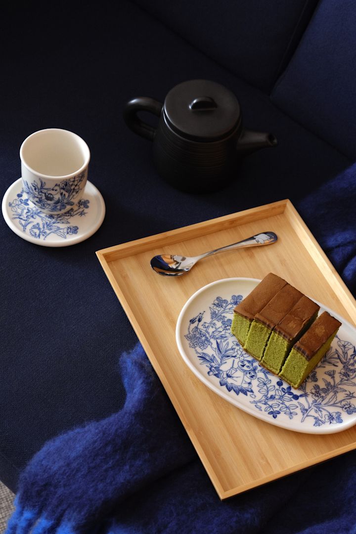 Die Haru-Kollektion ist eine Kombination aus japanischem und skandinavischem Stil. Hier sehen Sie die Mumin-Tasse und den Teller mit Kuchen darauf.