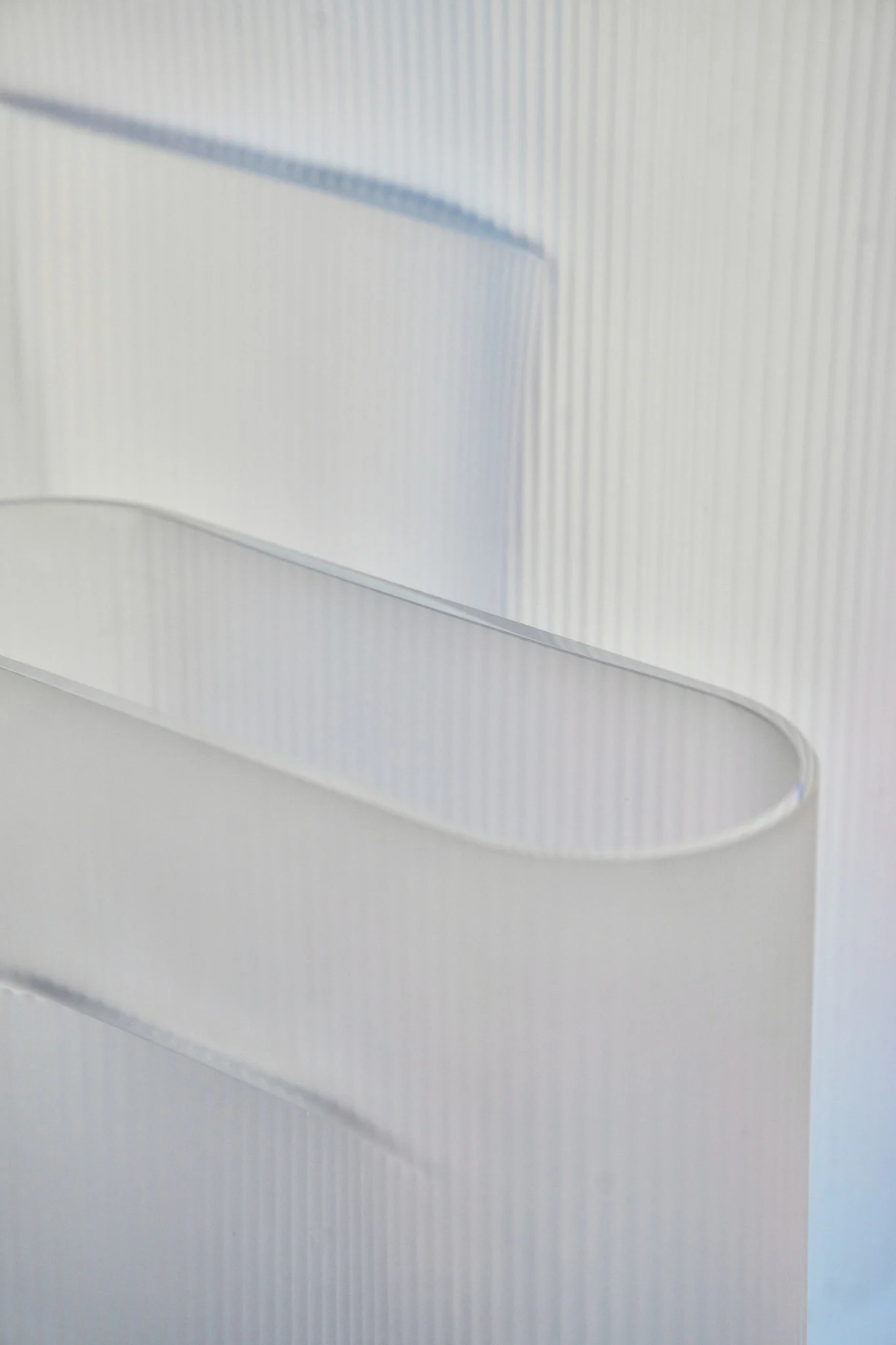 Hier sehen Sie zwei Ridge-Vasen aus Milchglas von Muuto.