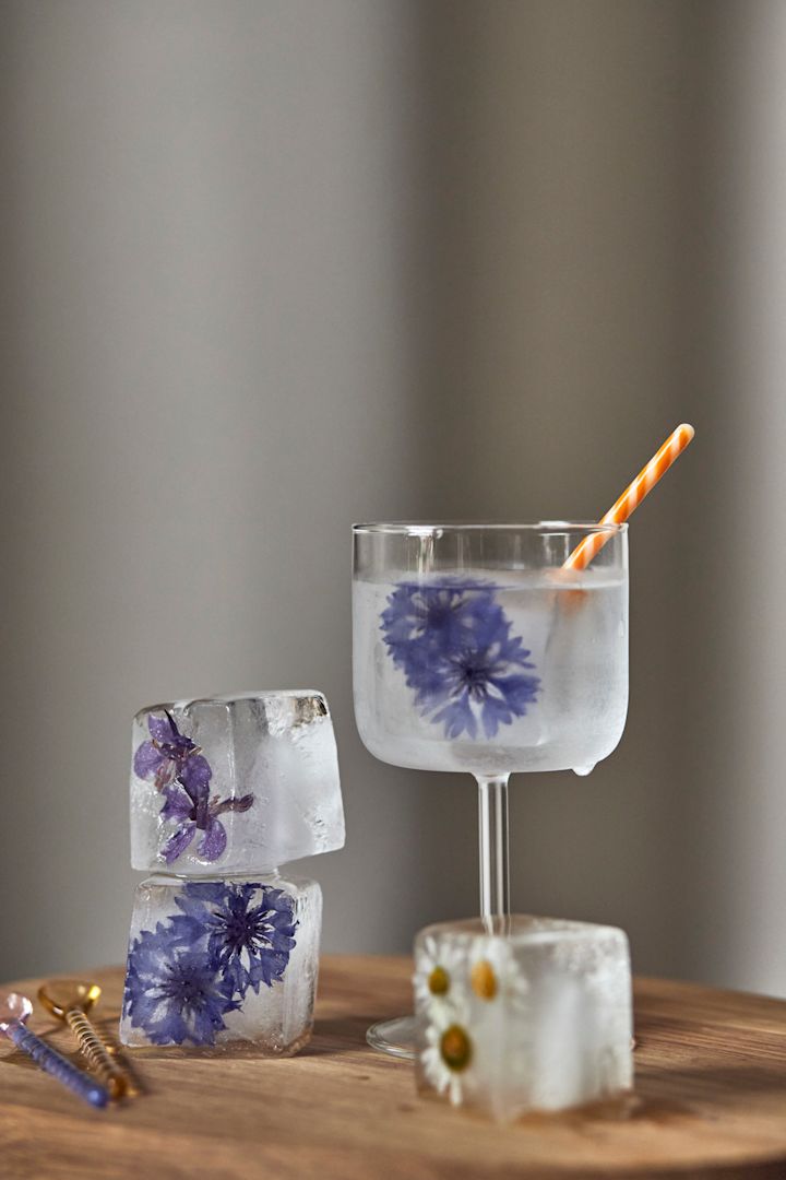 Frieren Sie Blüten oder Früchte in Eiswürfelformen ein und dekorieren Sie damit Ihren alkoholfreien Cocktail.