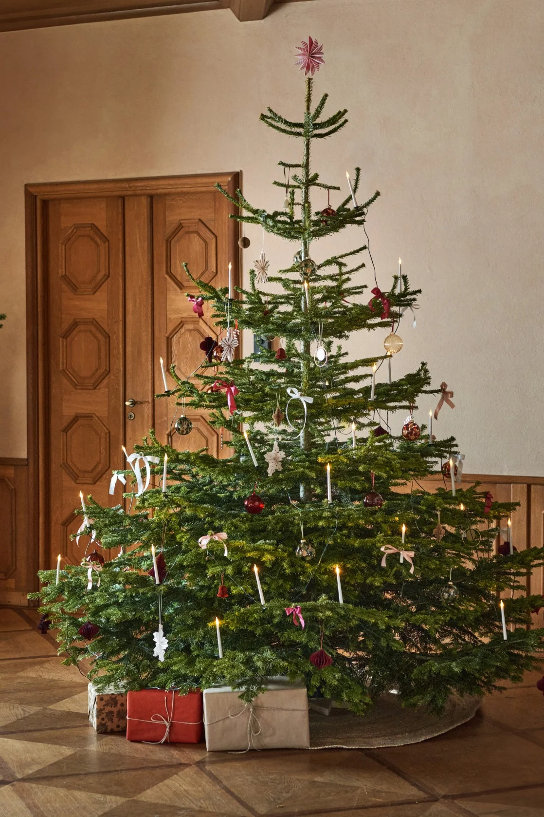 Ein festlich geschmückter Weihnachtsbaum ist an Weihnachten auch in Schweden unverzichtbar, hier sehen Sie einen Baum mit Dekoration von Scandi Living.