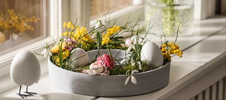 Eine einfache Osterbastelei ist der Osterkranz im The Ring-Kerzenhalter von House Doctor und schmückt jede Fensterbank.