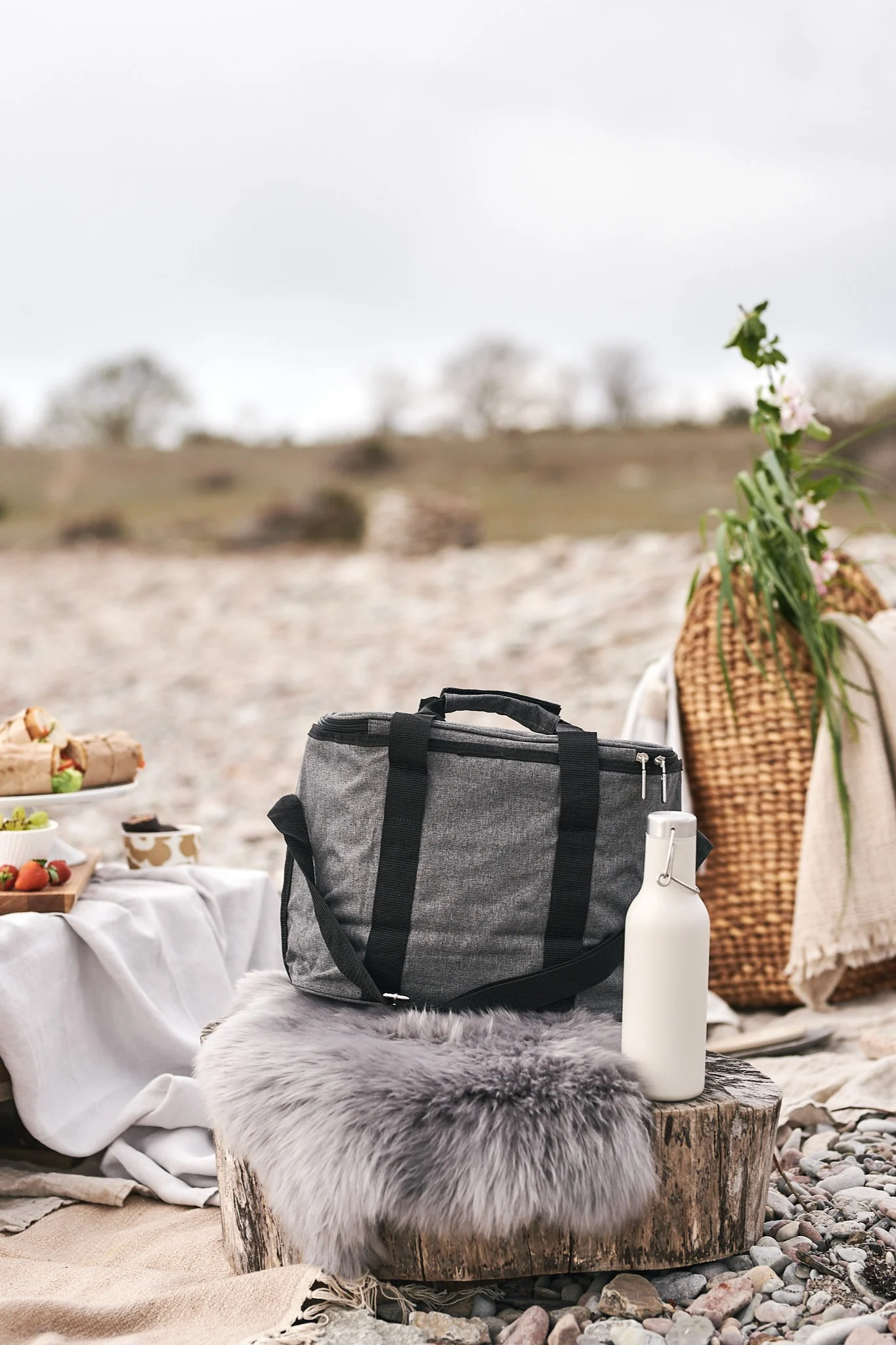 Eine Kühltasche und eine Thermosflasche sind gut geeignet für ein Picknick am Strand.