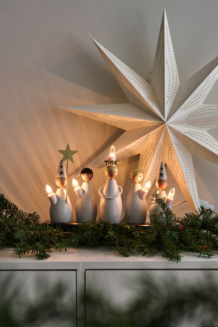 Skandinavische Weihnachtsdeko: Der Lucia-Chor Adventsfensterleuchter von Star Trading steht auf einer Kommode und bringt eine festliche Stimmung in jedes Zimmer.