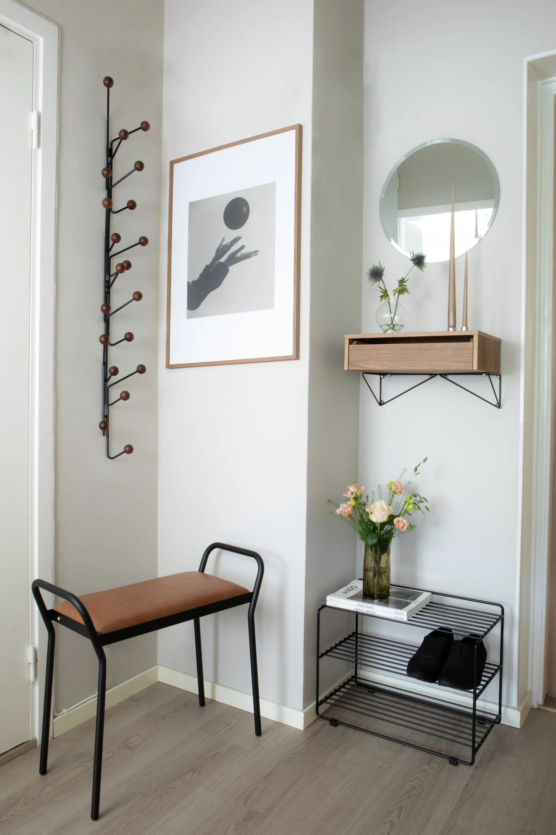 Ein hell gestalteter Flur mit mehreren Möbelstücken von Maze, darunter der Bill Kleiderhaken, das Downtown Schuhregal und dem Anyone Hocker.