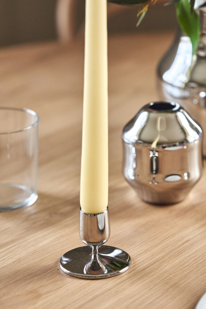 Eine Nahaufnahme des kleinen Dorotea-Kerzenhalters aus poliertem Edelstahl für Gense. 
