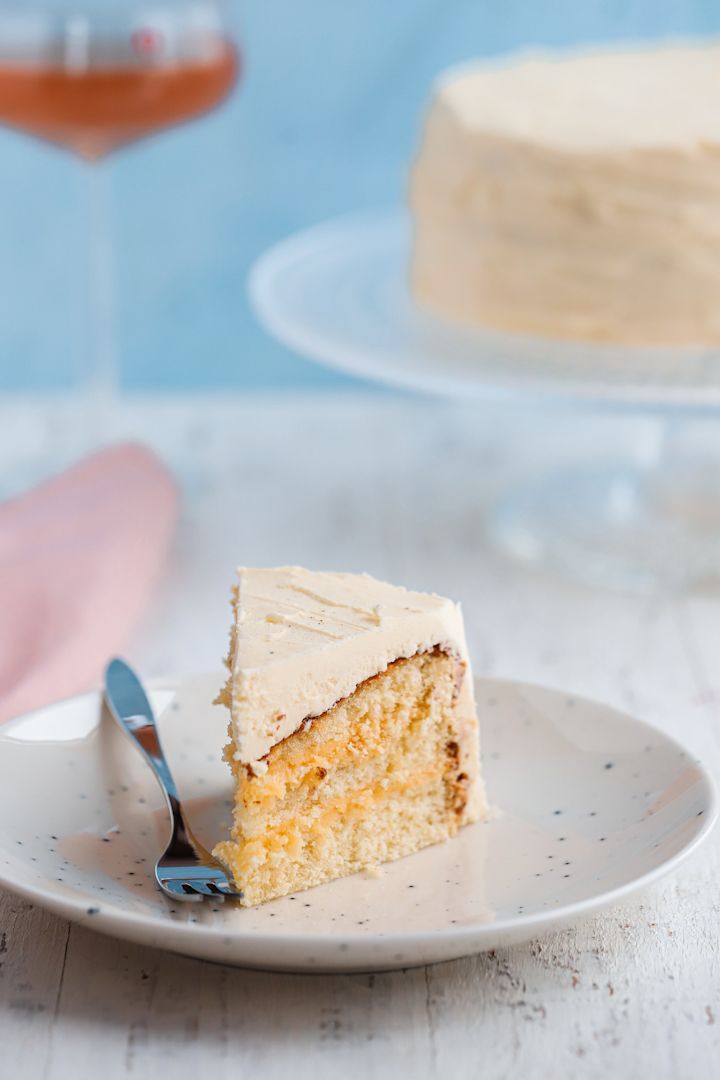 Schokodesserts für Silvester von Baka med Frida: Hier sehen Sie ein Stück der Silvestertorte auf einem weißen Teller aus der Freckle-Kollektion von Scandi Living.