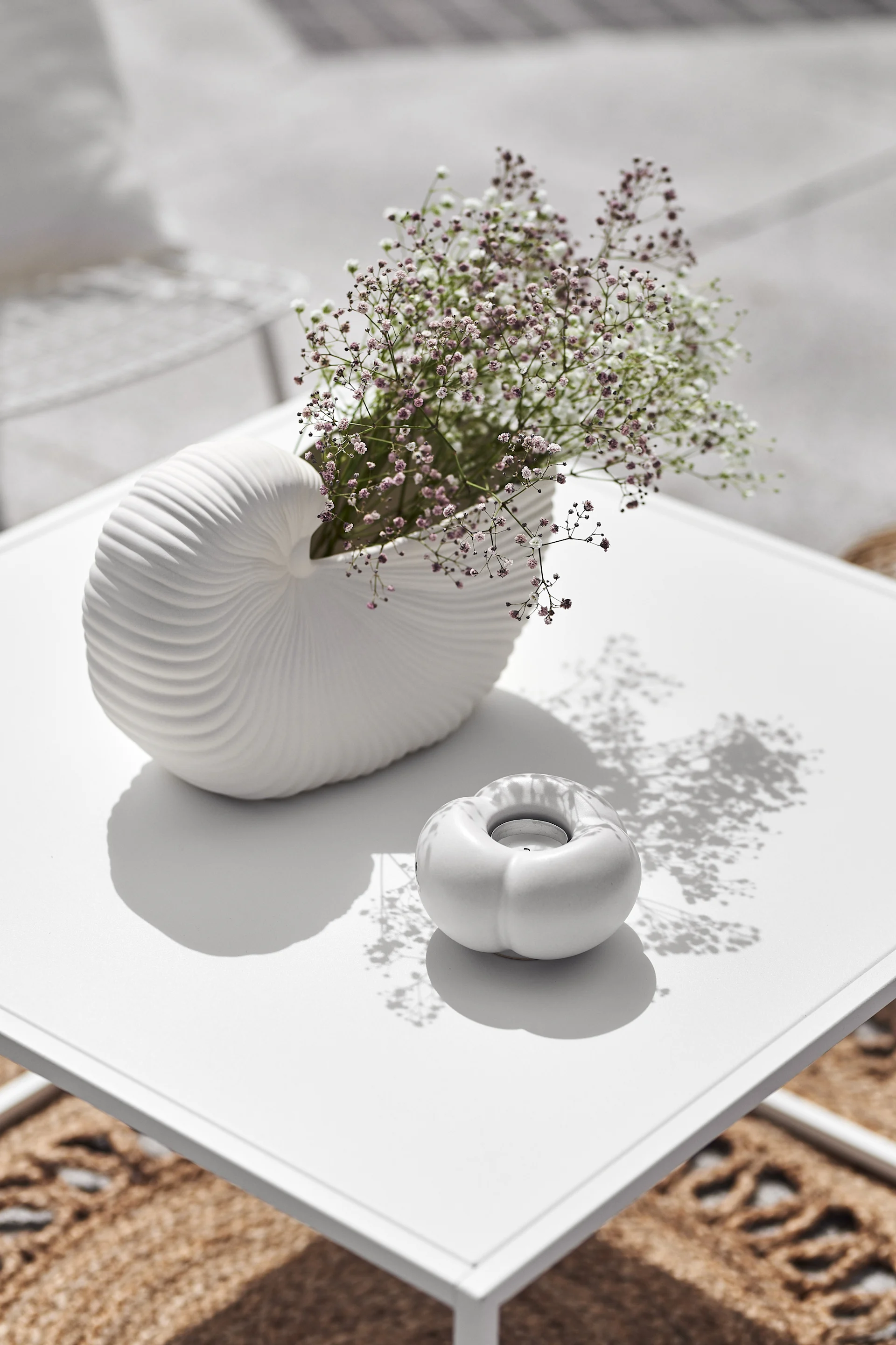 Topf von Ferm Living in Off-White, der wie eine Muschel aussieht.