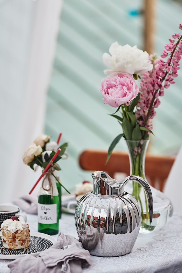 Die Thermoskanne Bernadotte von Georg Jensen ist ein beliebtes Hochzeitsgeschenk, das sich perfekt für eine romantische Kaffeepause eignet. 