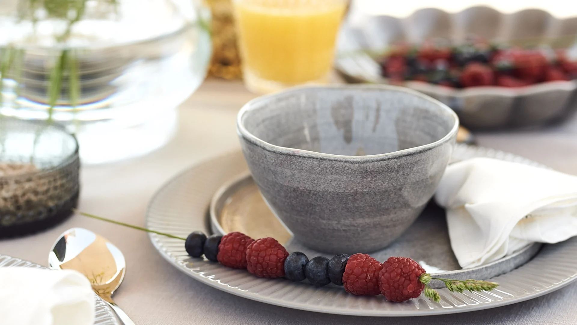 Alles ist bereit für ein Hotelfrühstück zu Hause mit einer schönen Schale von Mateus. 