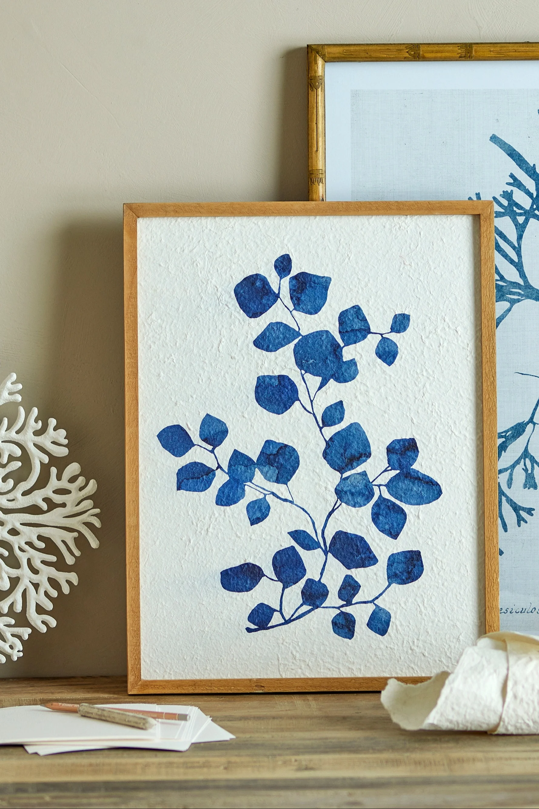 Das blaue Gunnvor Bild im Holzrahmen von Bloomingville steht auf einer Kommode und ist die perfekte Boho Deko.