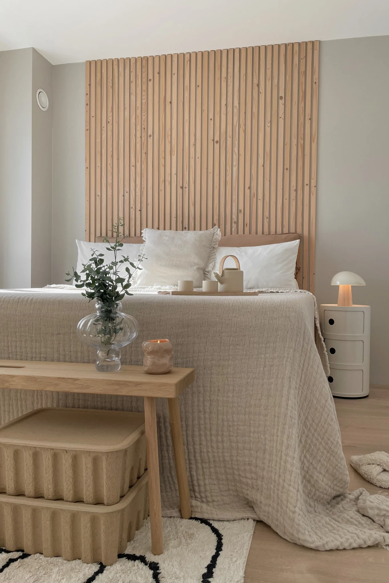 Das skandinavische Feng Shui Schlafzimmer in Beige mit vielen Textilien von @our_home_living.