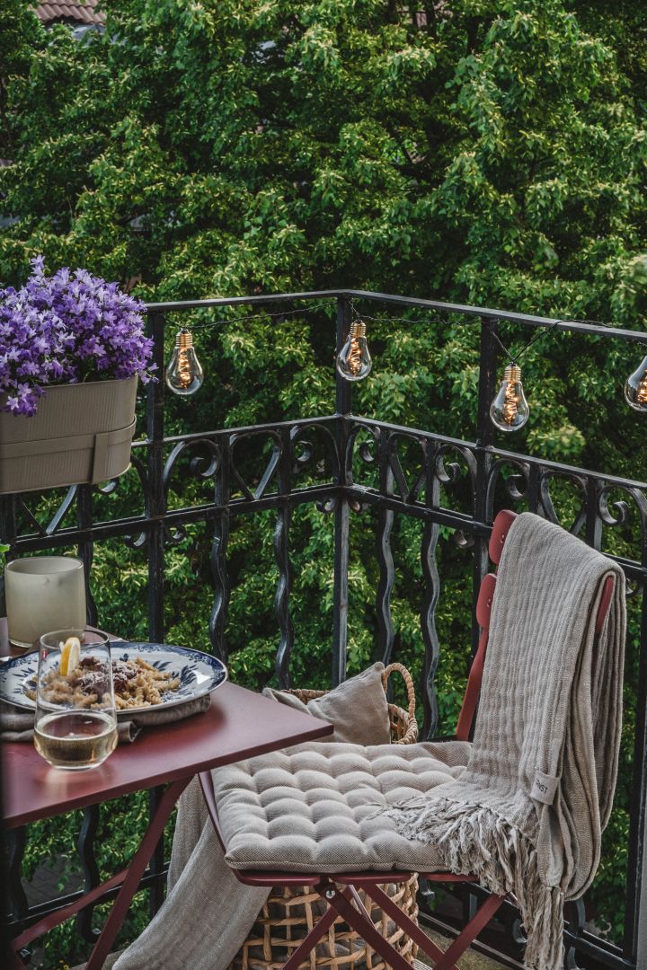 Viele Textilien wie Stuhlkissen, Decken und Überwürfe eignen sich hervorragend für die Dekoration kleiner Balkone - für ganz viel Gemütichkeit. 