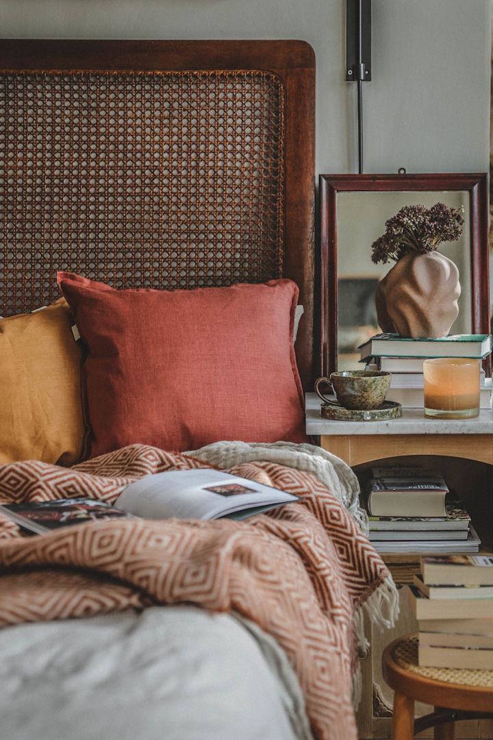 Boho und weitere Einrichtungsstile: Beim Boho-Stil dürfen auch Farben nicht fehlen - setzen Sie beispielsweise mit bunten Kissen Akzente, wie hier @hannesmauritzon in seinem Schlafzimmer.