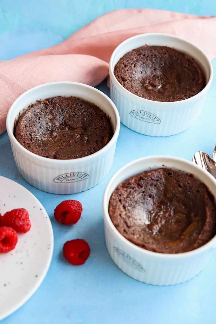 Schokodesserts für Silvester: Hier sehen Sie ein Schokoküchlein in einer weißen Auflaufform von Pillivuyt nach einem Rezept von Baka med Frida.