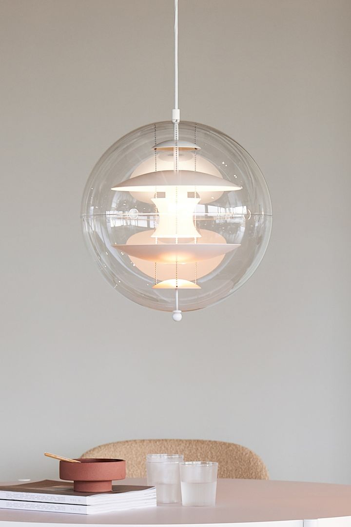 Transparente Wohnaccessoires zählen zu den Wohntrends im Herbst 2021, wie hier die transparente Deckenleuchte VP Globe von Verpan.