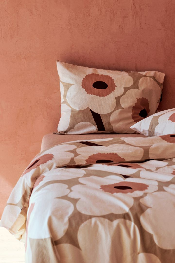 Der pfirsichfarbene Bettbezug mit Blumenmuster von Marimekko passt perfekt zu den Wohntrends 2023.