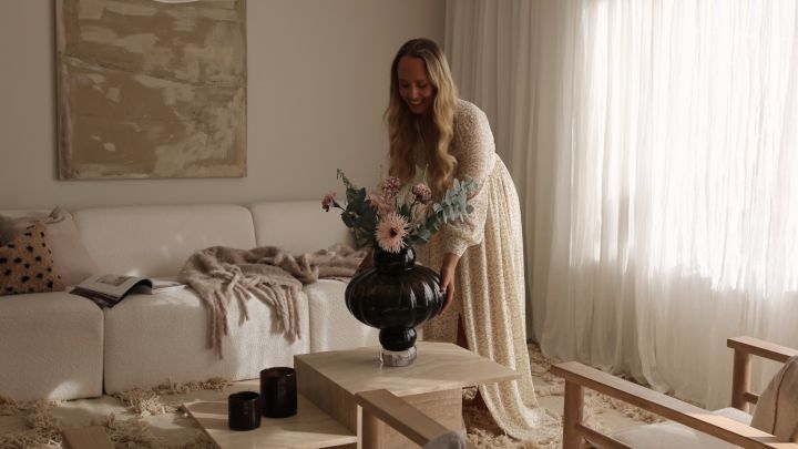 Gestalten Sie ein gemütliches Hygge-Wohnzimmer wie im Zuhause der schwedischen Influencerin @joanna.avento, wo Beigetöne einen beruhigenden, einladenden Raum schaffen. 