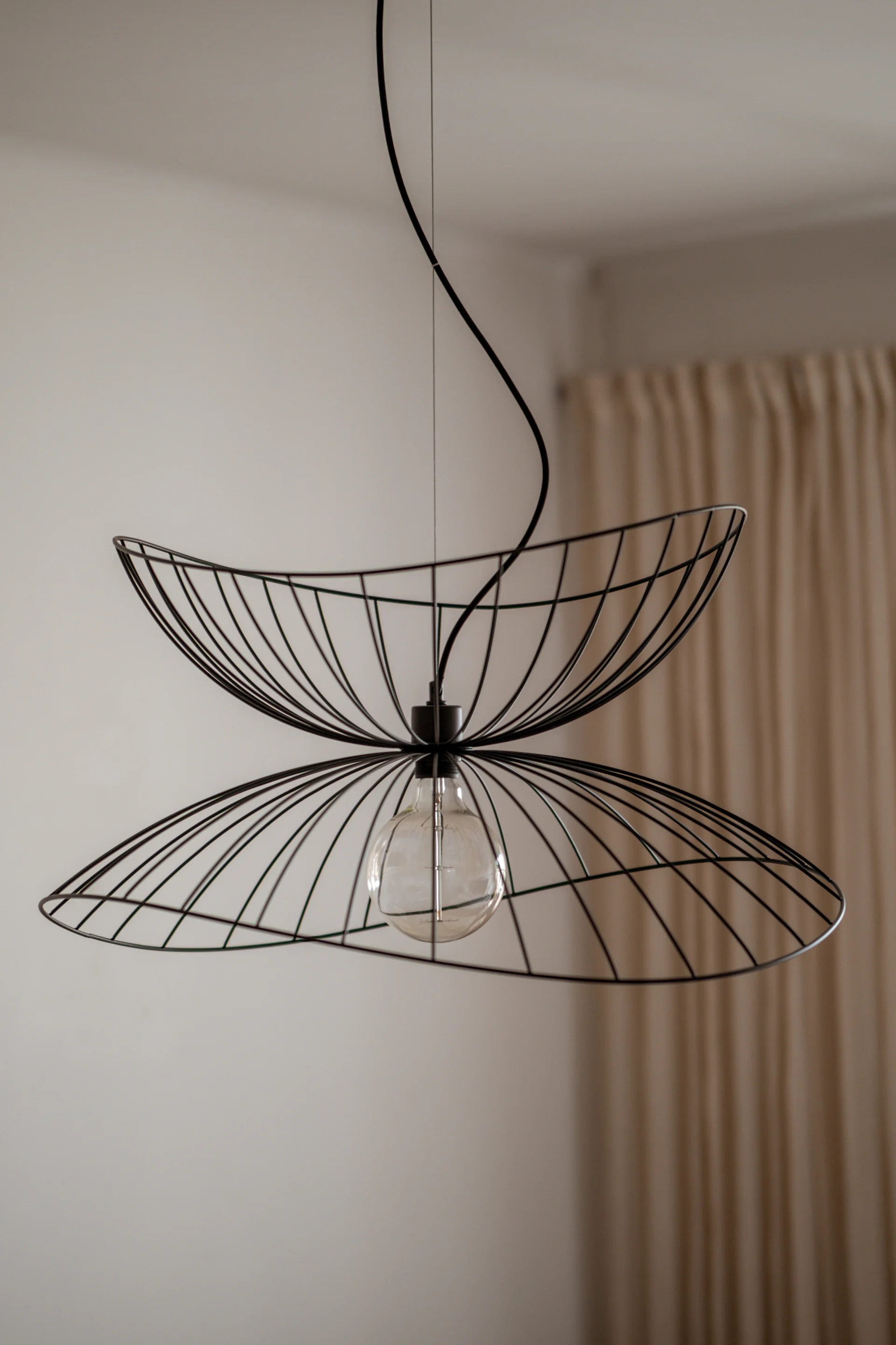11 stylische Pendelleuchten für Ihr Wohlfühlzuhause - hier sehen Sie die Ray Pendelleuchte 70cm von Globen Lighting. 