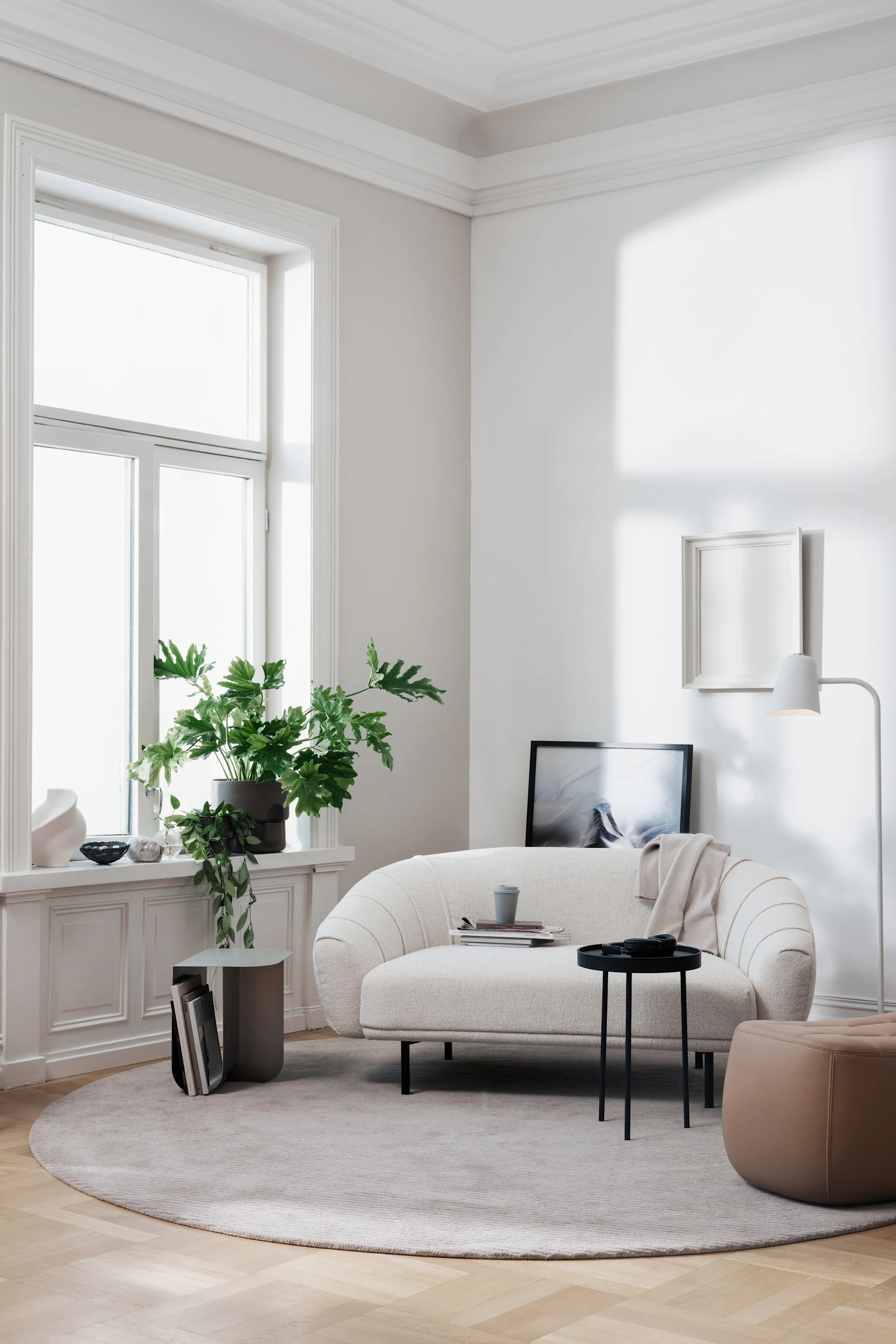 Teppiche fürs Wohnzimmer: Der runde Row Teppich von Northern liegt in einem hellen, skandinavischen Wohnzimmer.