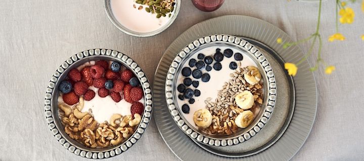 3 sommerliche und einfache Smoothie-Bowls mit Joghurt, Beeren und Nüssen, serviert in schönen Schalen von PotteryJo und Mateus.