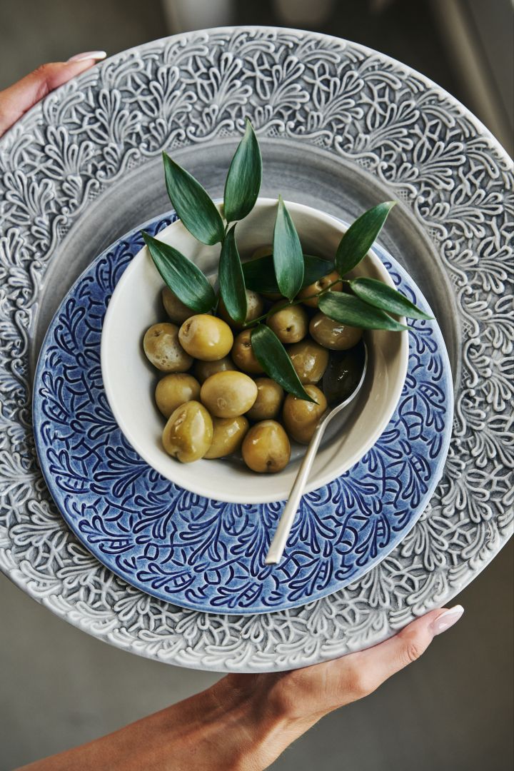 Ein grauer und blauer Teller aus der Serie Mateus Lace, der an das Mittelmeer erinnert.