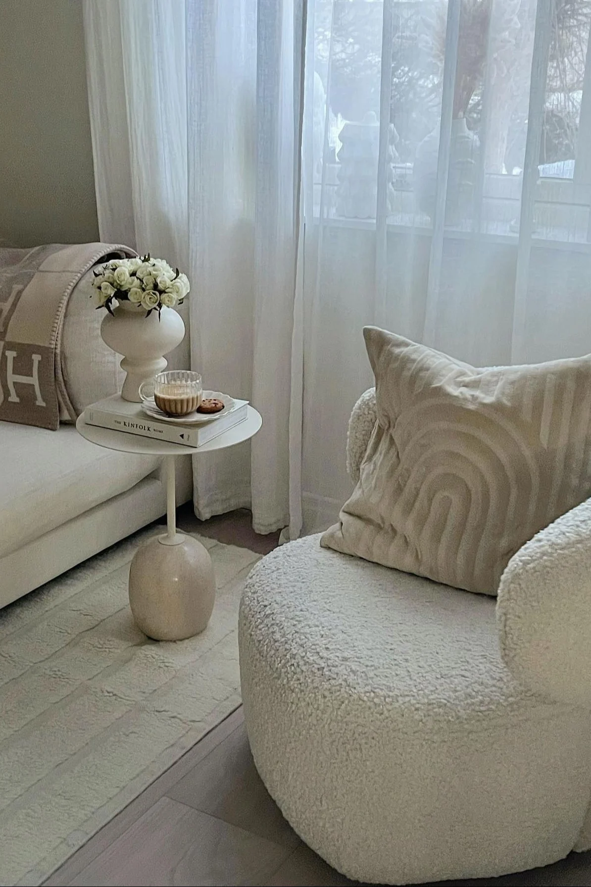 Das Wohnzimmer in Beige von @kiaudd mit einer hellen Couch, einem weißen Sessel und dem Lato Tisch von &Tradition dazwischen.