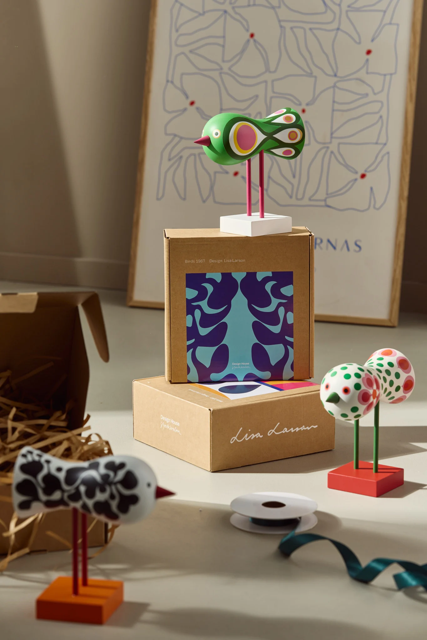 Verschenken Sie einen niedlichen Affen von Kay Bojesen zum Muttertag, welcher hier an einer schwarzen Vase mit weißen Tulpen hängt, daneben die Flow-Tasse von Ferm Living, im Zuhause von @despina2024.