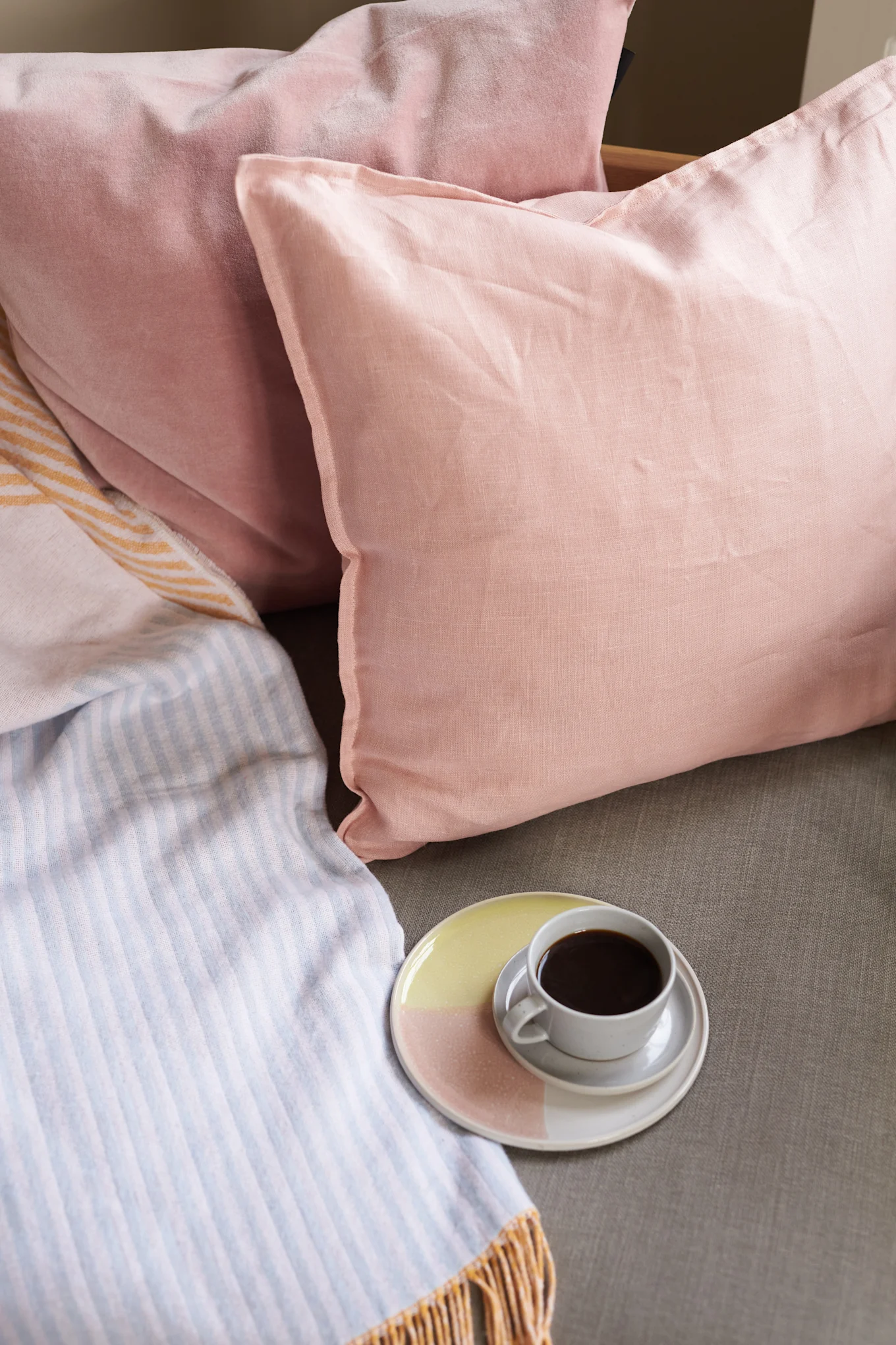 Bringen Sie Pastellfarben in Ihre Einrichtung, indem Sie mit dem runden Teller Gallery ceramics in Pastellfarben von HKliving dekorieren.