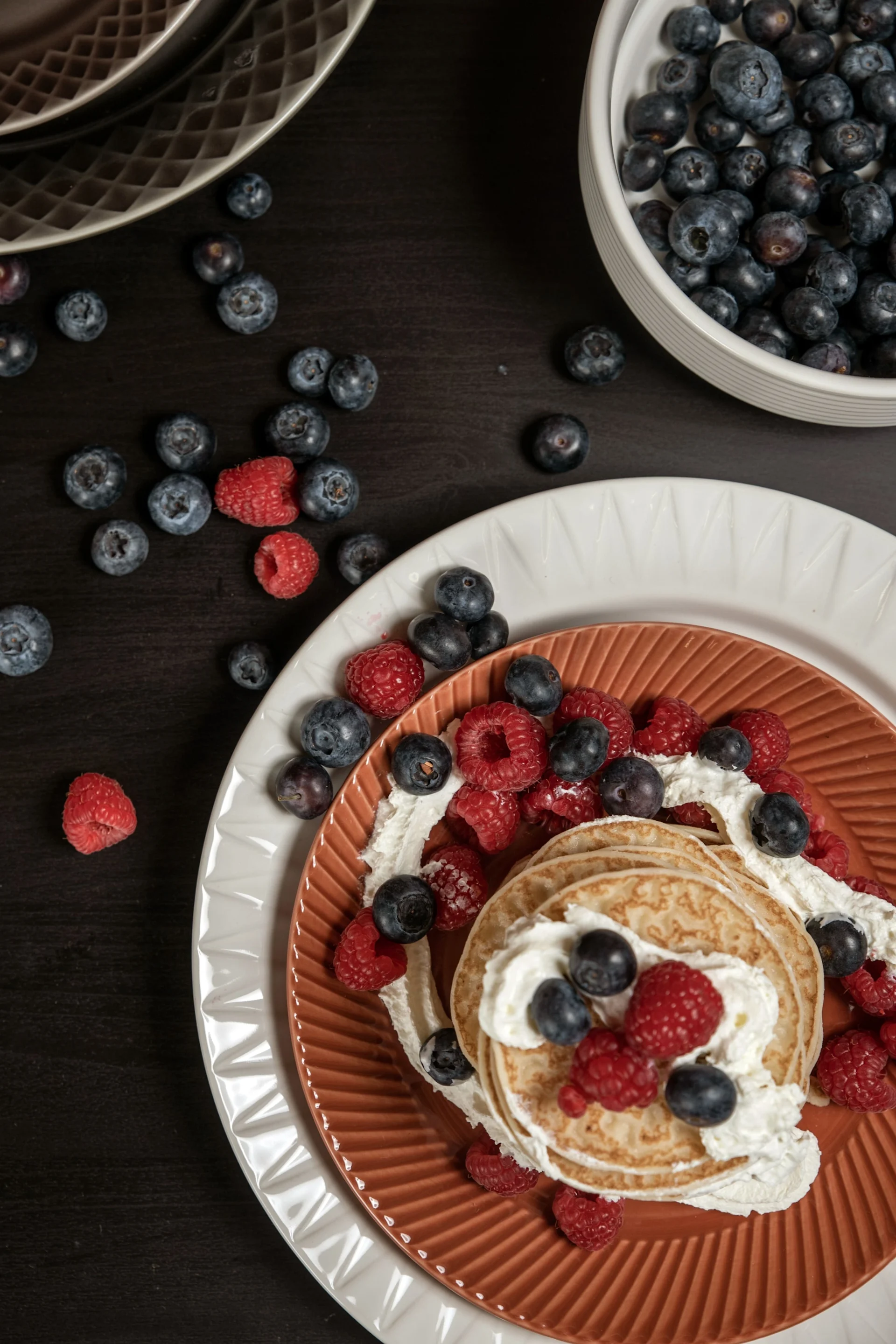 Feiern Sie den Valentinstag zu Hause mit einem besonderen Frühstück. Hier wurden Pancakes mit Sahne und Beeren auf Tellern aus der Coffee & More-Kollektion von Sagaform angerichtet.