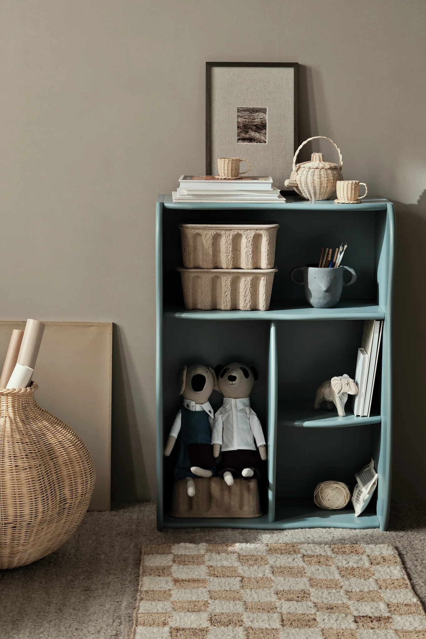 Ein Bücherregal ist eine tolle Idee für Ihr Kinderzimmer. Hier sehen Sie das Slope Bücherregal in Blau mit Büchern und Aufbewahrungsboxen. 