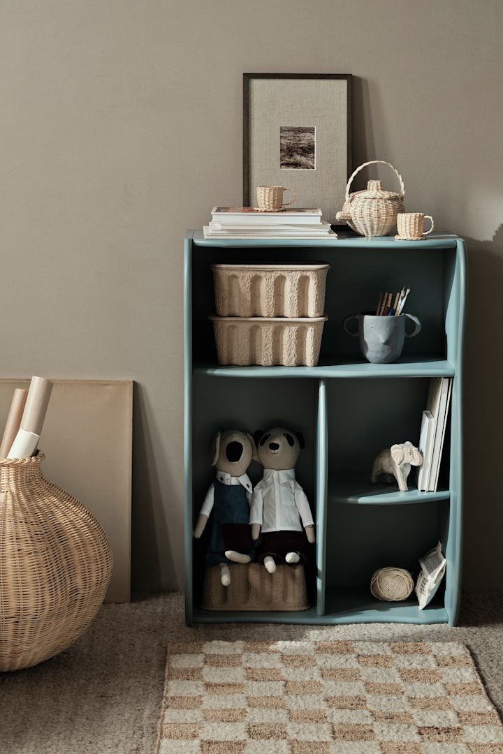 Ein Bücherregal ist eine tolle Idee für Ihr Kinderzimmer. Hier sehen Sie das Slope Bücherregal in Blau mit Büchern und Aufbewahrungsboxen. 