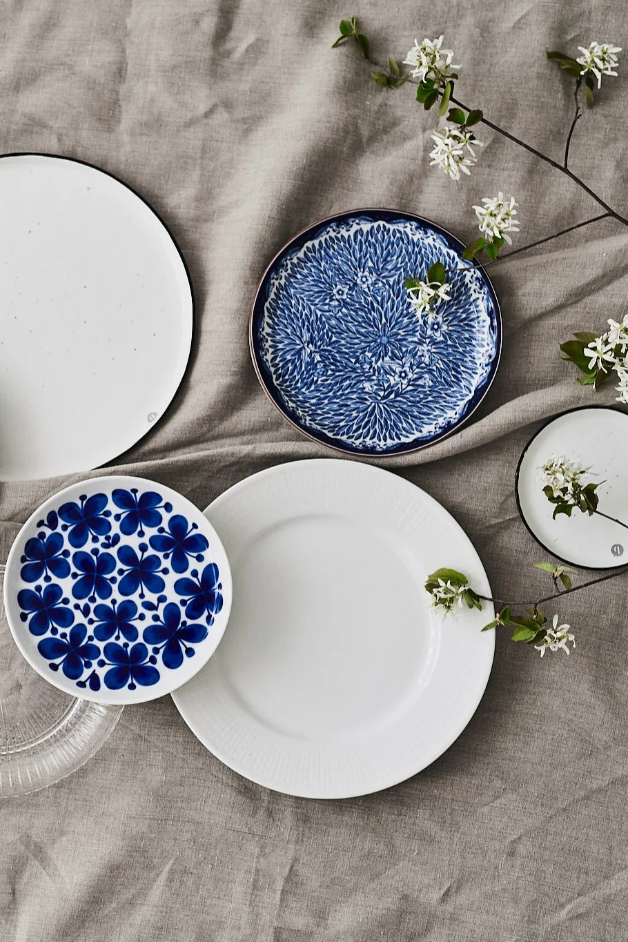 Mon Amie und Ostindia Floris Teller in Blau und Weiß von Rörstrand, die an das Mittelmeer erinnern.
