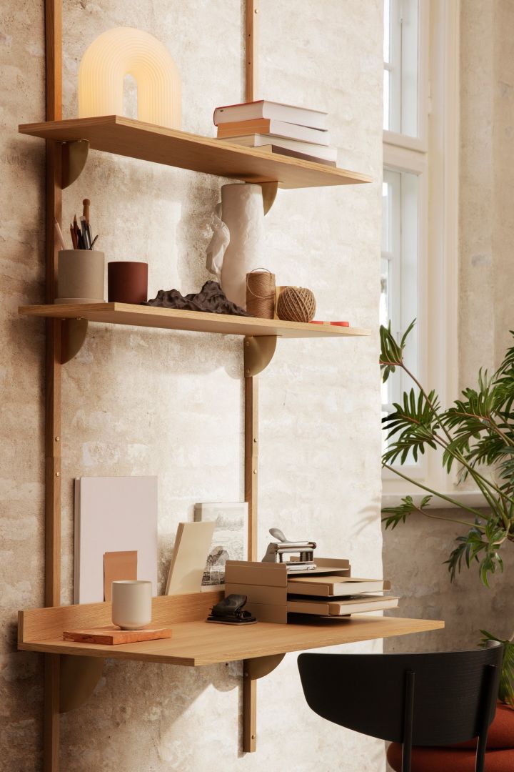 Kleines Homeoffice einrichten: Dekorieren Sie Ihr kleines Heimbüro mit dieser einfachen Schreibtisch-Regal-Lösung von Ferm Living. 